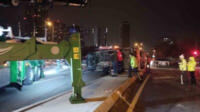 İstanbul Kartal ilçesinde meydana gelen trafik kazasında, hasta taşıyan ambulans