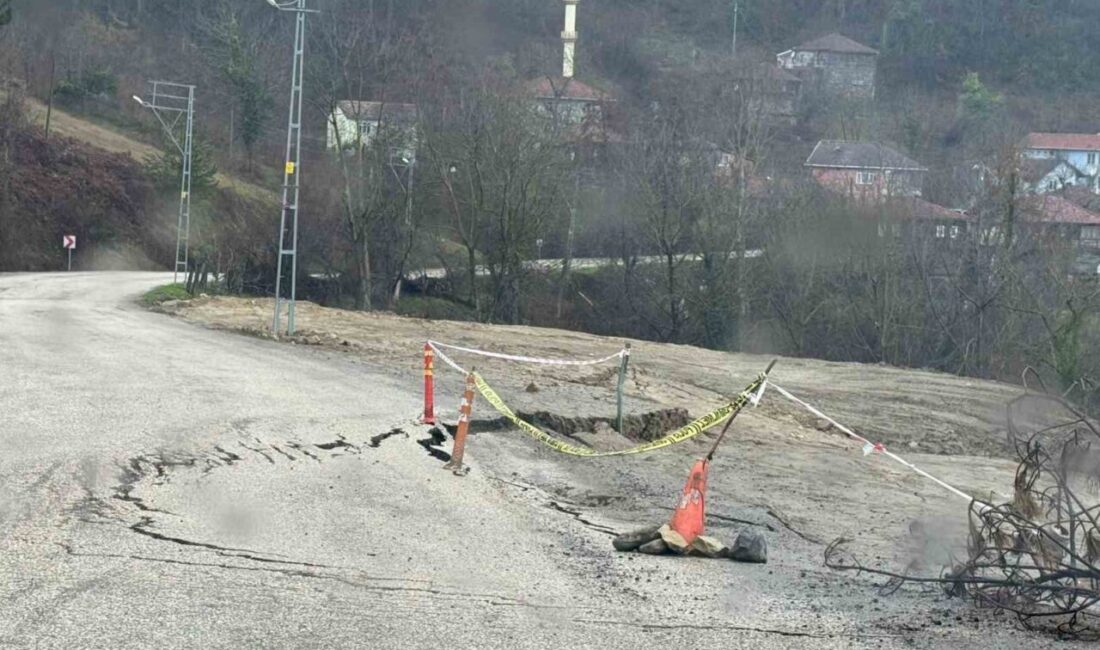 Çatalzeytin ilçesinde meydana gelen heyelan, grup köy yolunun çökmesine neden
