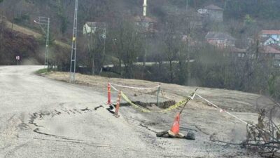 Çatalzeytin ilçesinde meydana gelen heyelan, grup köy yolunun çökmesine neden