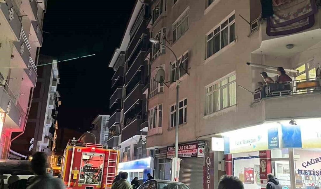 Taşköprü ilçesinde yer alan 5 katlı bir apartmanın çatısında çıkan