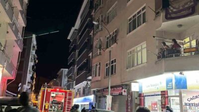 Taşköprü ilçesinde yer alan 5 katlı bir apartmanın çatısında çıkan