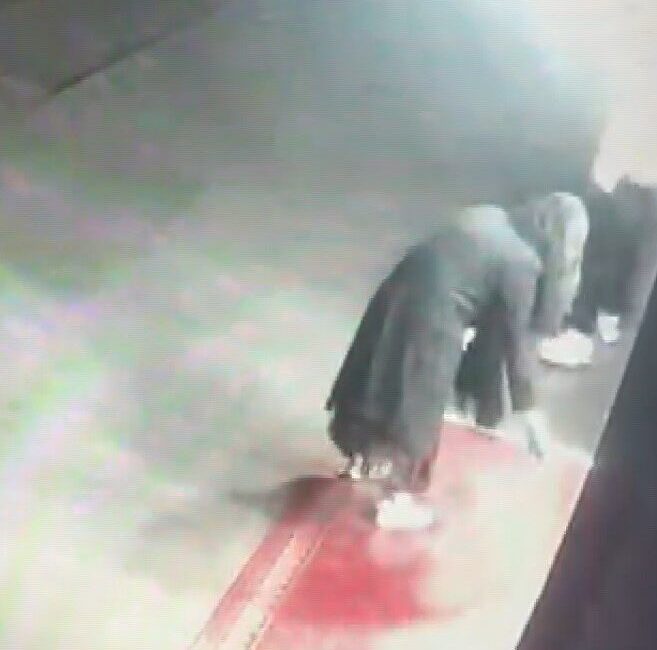 Kayseri’nin Kocasinan ilçesinde bulunan bir apartmanın giriş kapısı ve koridorlarına