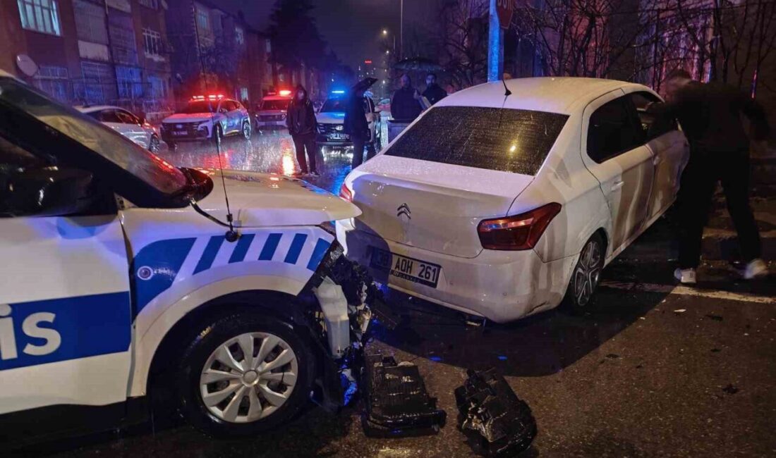 Kocasinan ilçesinde meydana gelen bir trafik kazasında, bir polis aracı