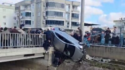 Mersin’in Tarsus ilçesinde, iki aracın bir köprü üzerinde çarpışması sonucu