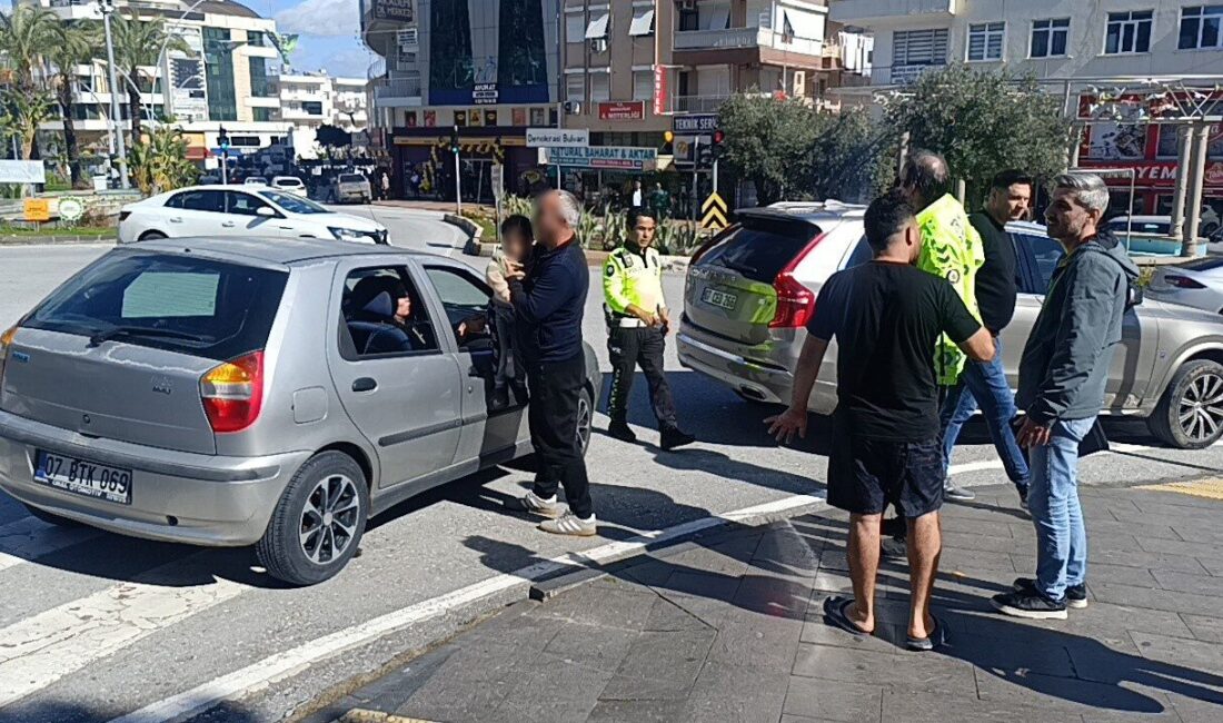 Manavgat ilçesinde meydana gelen bir kazada, motosiklet sürücüsüyle otomobil sürücüsü