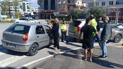 Manavgat ilçesinde meydana gelen bir kazada, motosiklet sürücüsüyle otomobil sürücüsü