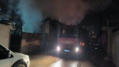 Hatay ilindeki eski ve terkedilmiş bir binada meydana gelen yangın,