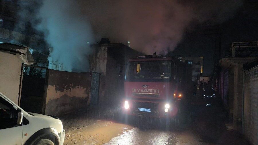 Hatay ilindeki eski ve terkedilmiş bir binada meydana gelen yangın,