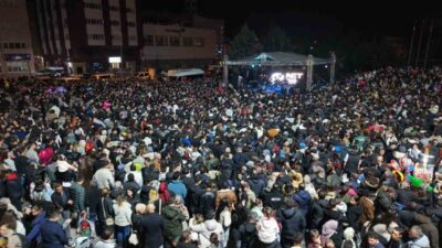 Kırıkkale’de düzenlenen konserde, binlerce kişiye müzik dolu bir akşam yaşatan