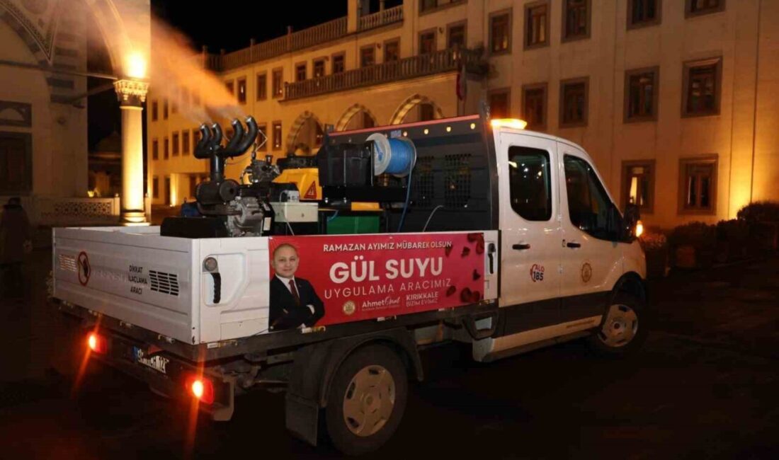 Kırıkkale Belediyesi ekipleri, Ramazan ayı dolayısıyla şehrin genelinde gül suyu