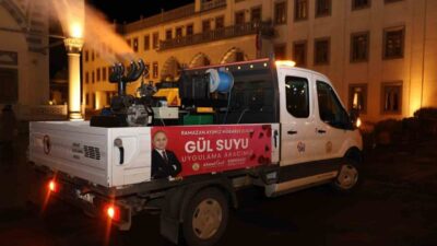 Kırıkkale Belediyesi ekipleri, Ramazan ayı dolayısıyla şehrin genelinde gül suyu