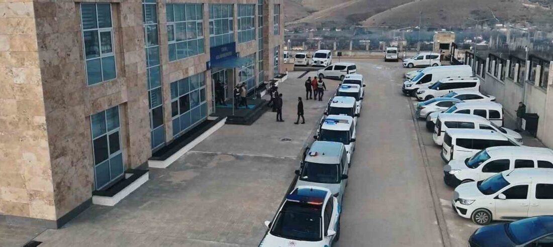 Kırşehir merkezli olarak 9 farklı ilde polis kılığında dolaşıp vatandaşları