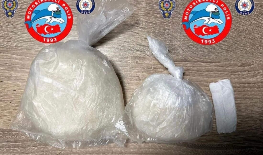 İzmit ilçesinde polis ekipleri tarafından durdurulan dört şüphelinin üst aramalarında