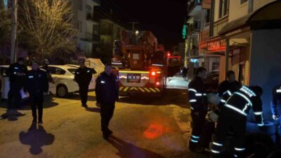 Aksaray’da bir apartman dairesinde çıkan yangın, binayı ve evi dumanla