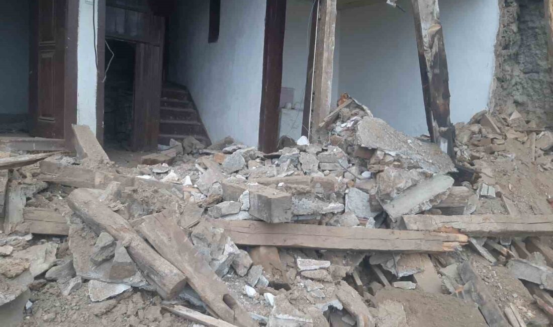 Yozgat’ta İstanbulluoğlu Mahallesi’nde bulunan eski ve metruk bir konak çöktü.