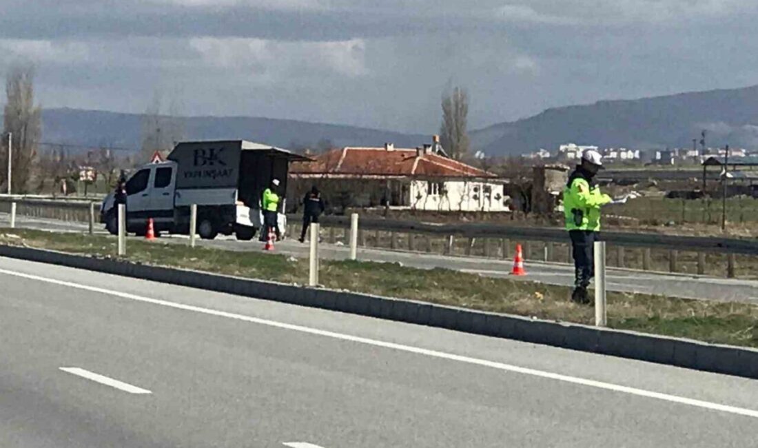 Ereğli ilçesinde meydana gelen trafik kazasında, sürücüsünün kontrolünü kaybettiği kamyonetin