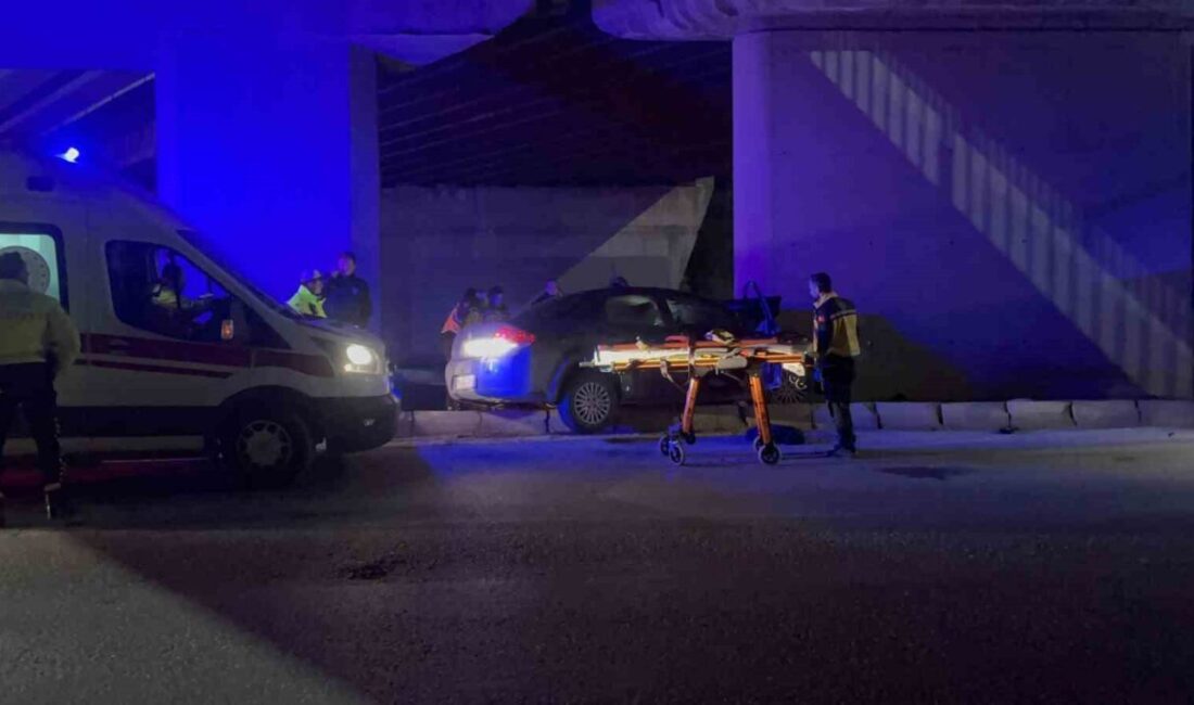 Eskişehir’de bir otomobil, kontrolünü kaybederek köprünün beton kolonuna çarptı. Meydana