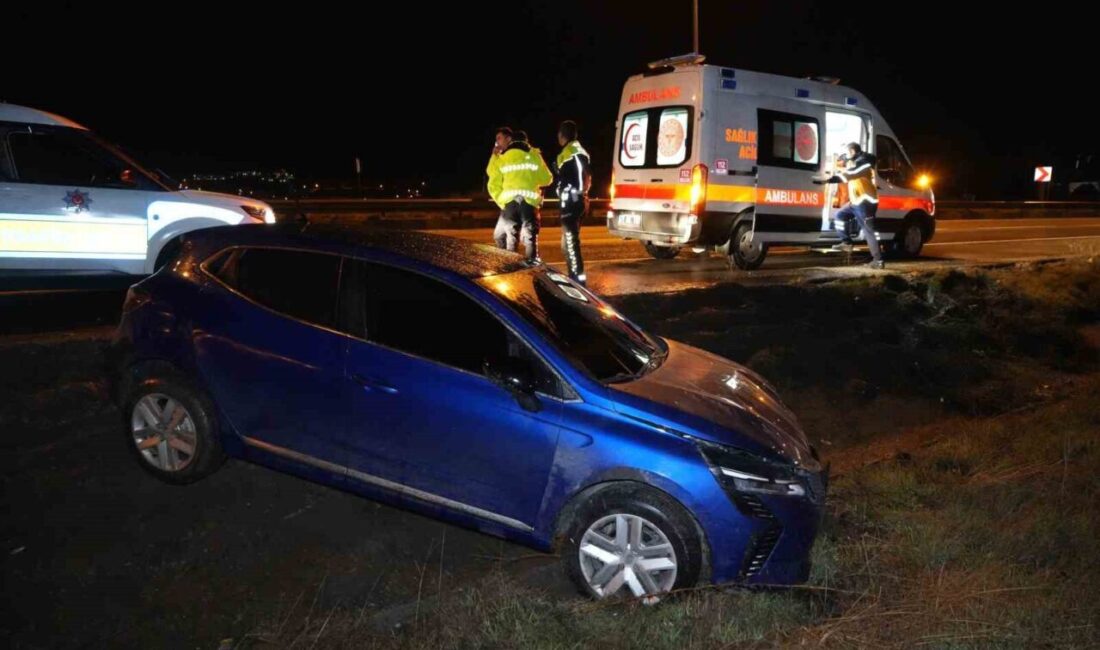 Kırıkkale’de, yağmur sebebiyle kayganlaşan yolda bir otomobilin kontrolden çıkarak şarampole