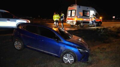 Kırıkkale’de, yağmur sebebiyle kayganlaşan yolda bir otomobilin kontrolden çıkarak şarampole