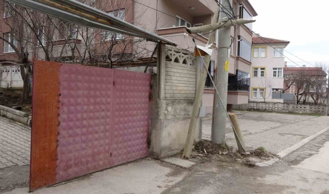 Kastamonu’da meydana gelen trafik kazasında, FIAT-TOFAŞ marka bir araç evin