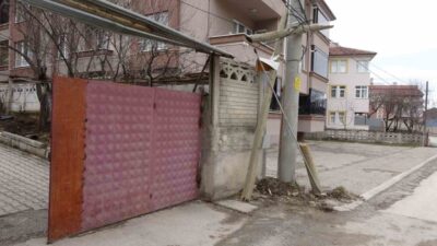Kastamonu’da meydana gelen trafik kazasında, FIAT-TOFAŞ marka bir araç evin
