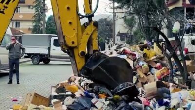 Derince ilçesinde bir vatandaşın evinde biriken 30 ton çöp nedeniyle