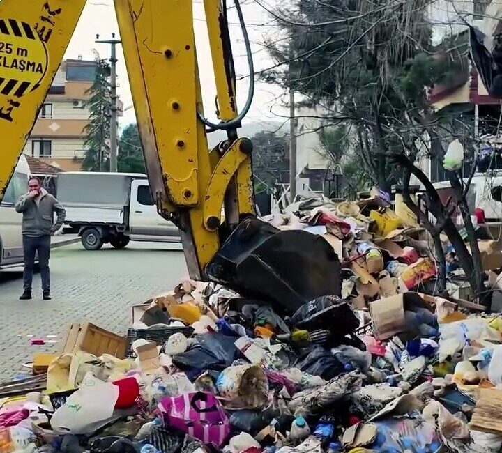 Derince ilçesinde bir vatandaşın evinde biriken 30 ton çöp nedeniyle