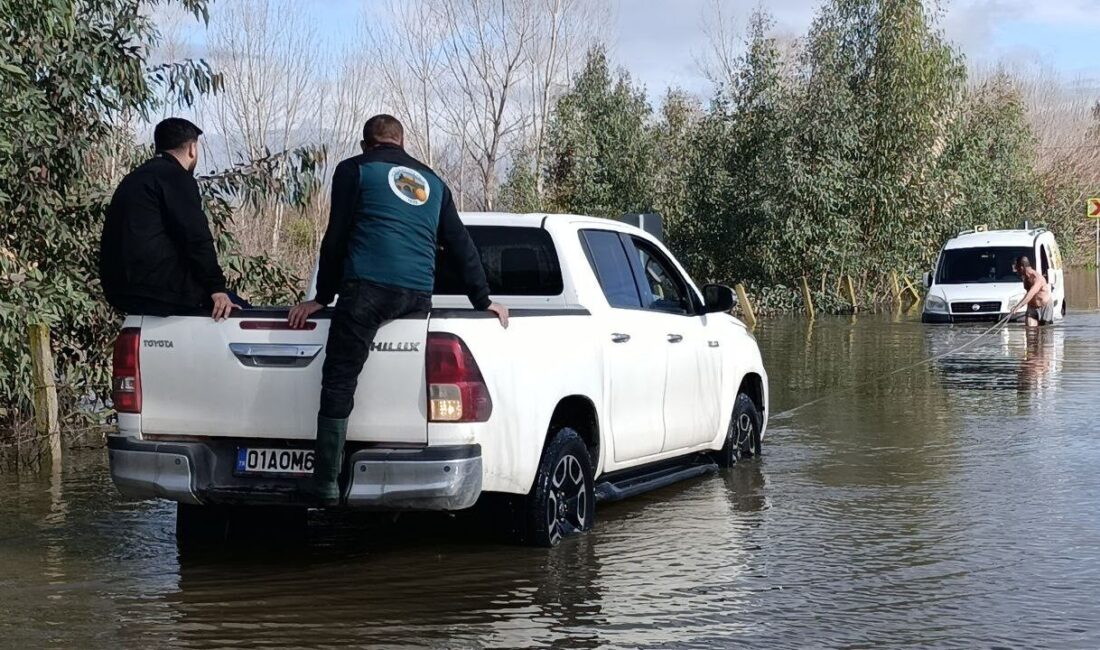 Kozan ilçesine bağlı Adana’da, Bucak Sumbas Çayı’nın taşmasıyla mahsur kalan