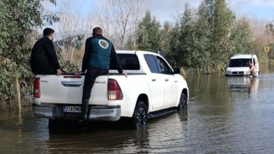 Kozan ilçesine bağlı Adana’da, Bucak Sumbas Çayı’nın taşmasıyla mahsur kalan