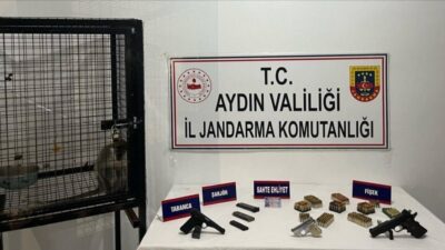 Kuşadası ilçesinde Jandarma ekipleri tarafından gerçekleştirilen bir operasyonda ruhsatsız tabancalar,