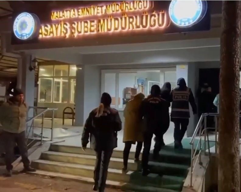 Malatya’da düzenlenen operasyon sonucunda 6 masaj salonu polis tarafından mühürlenirken,