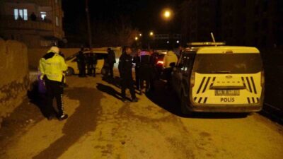 Malatya’da polisin “dur” ihtarına uymayan bir sürücü, park halindeki araçlara