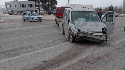 Malatya’da meydana gelen trafik kazasında 2 aracın çarpışması sonucu 2