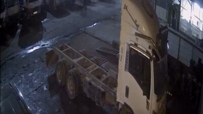 Salihli ilçesindeki sanayi sitesine tamir için bırakılan otomobilin kimliği belirsiz