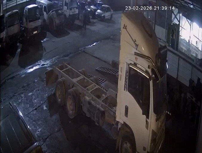 Salihli ilçesindeki sanayi sitesine tamir için bırakılan otomobilin kimliği belirsiz