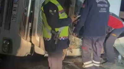 Mardin’in Artuklu ilçesinde meydana gelen trafik kazasında, pet şişe yüklü