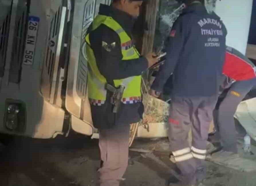 Mardin’in Artuklu ilçesinde meydana gelen trafik kazasında, pet şişe yüklü
