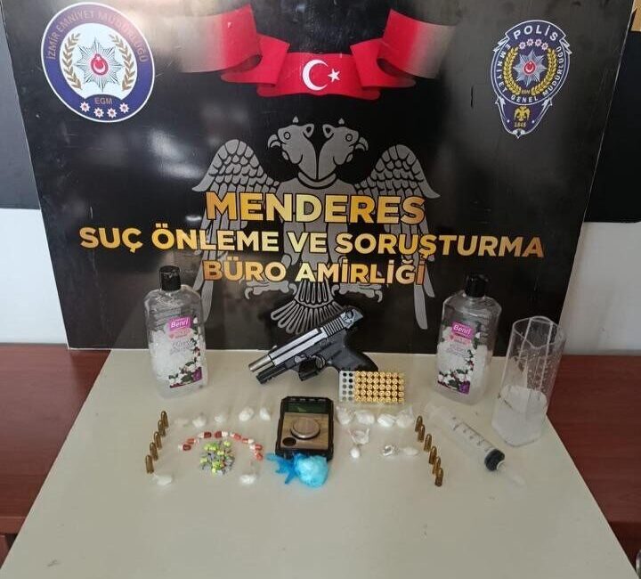 İzmir’in Menderes ilçesinde emniyet güçleri tarafından gerçekleştirilen operasyonda uyuşturucu madde