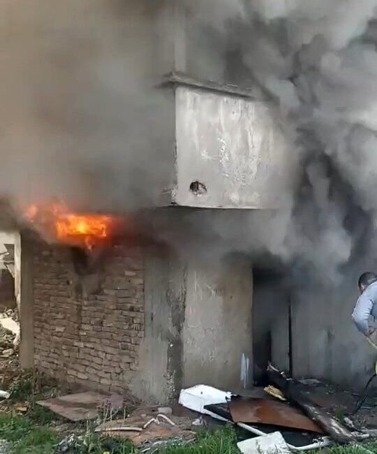 Bursa’da bir terkedilmiş bina alev aldı ve çevre sakinleri yangına