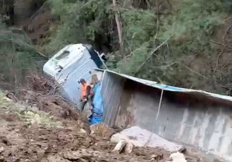 Muğla’nın Milas ilçesinde meydana gelen trafik kazasında bir tırın kontrolünü
