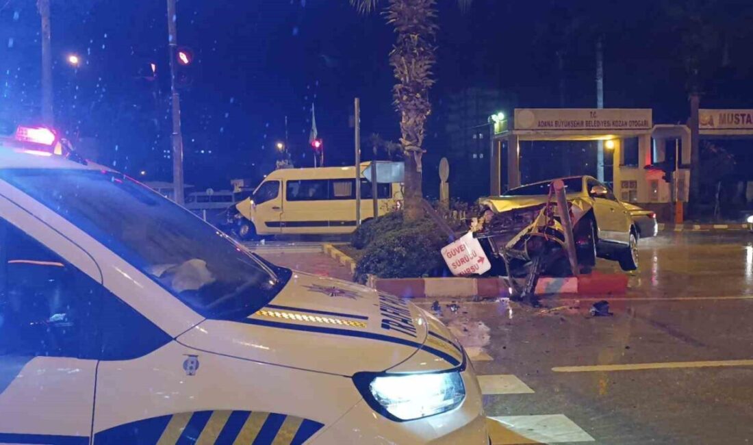 Kozan ilçesindeki bir trafik kazasında minibüs ile otomobil çarpıştı ve