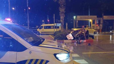 Kozan ilçesindeki bir trafik kazasında minibüs ile otomobil çarpıştı ve