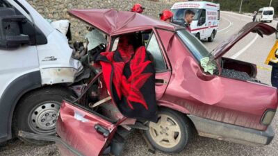 Bucak ilçesinde yaşanan trafik kazasında Tofaş marka bir otomobil ile