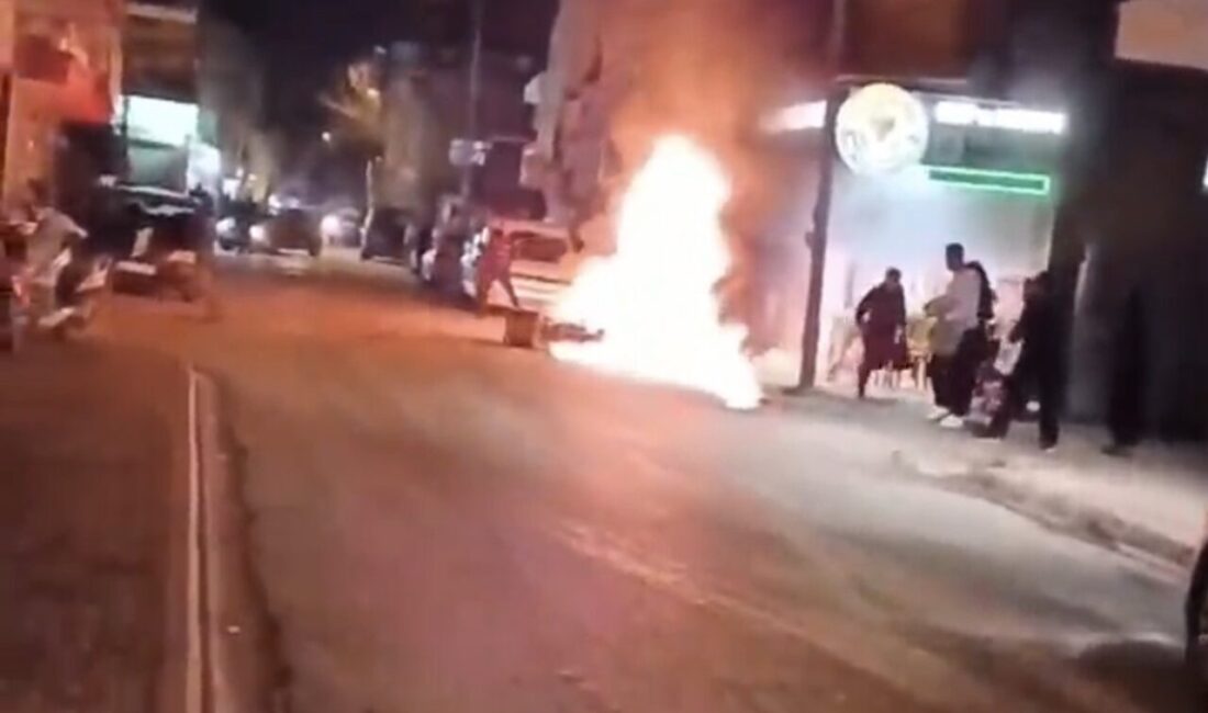 Adana’da Yeşilyurt Mahallesi’nde bir motosikletin park halinde alev almasıyla ortaya