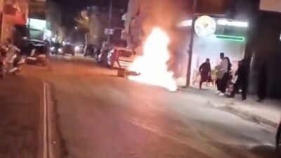 Adana’da Yeşilyurt Mahallesi’nde bir motosikletin park halinde alev almasıyla ortaya