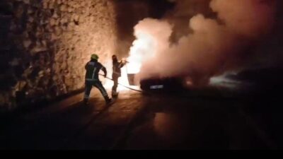 Mudanya ilçesinde seyir halindeki bir araç, motor kısmından çıkan dumanların
