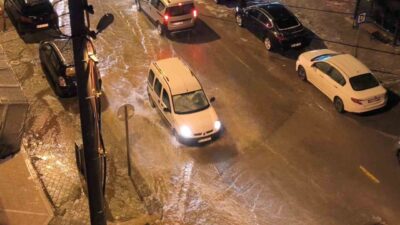 Muğla’nın Menteşe ilçesinde şiddetli yağışlar meydana geldi ve bazı sokaklarda