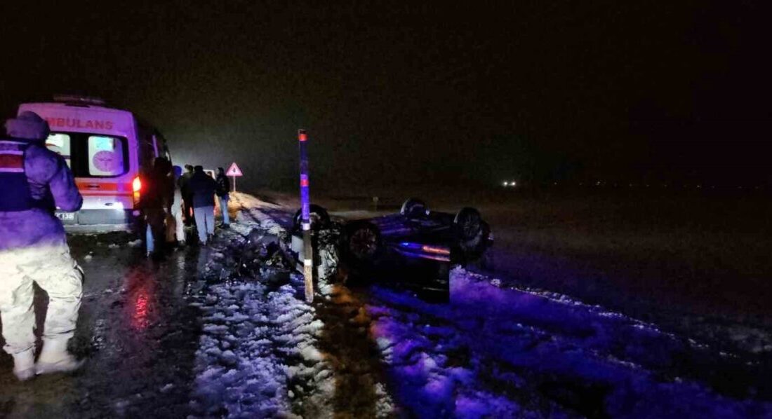 Muş-Erzurum karayolunda kar yağmurun etkisiyle kayganlaşan yolda meydana gelen trafik