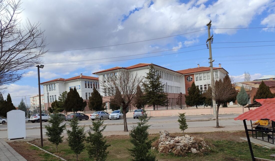 Okul çevrelerinde artan araç yoğunluğu nedeniyle sürücülere önemli hatırlatmalarda bulunuldu.