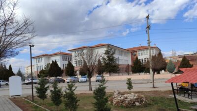 Okul çevrelerinde artan araç yoğunluğu nedeniyle sürücülere önemli hatırlatmalarda bulunuldu.